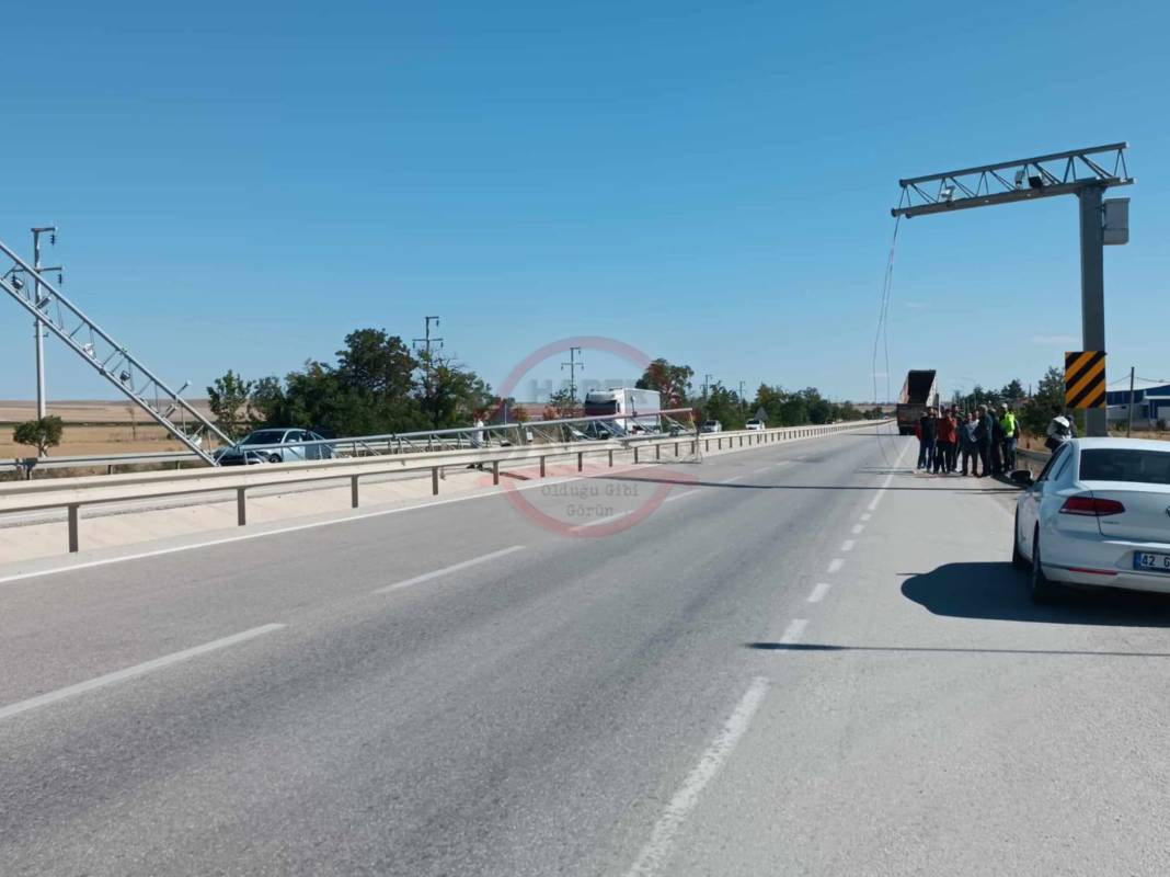 Konya’daki bir yolda TIR, hız ihlal tespit kameralarını kırdı 5